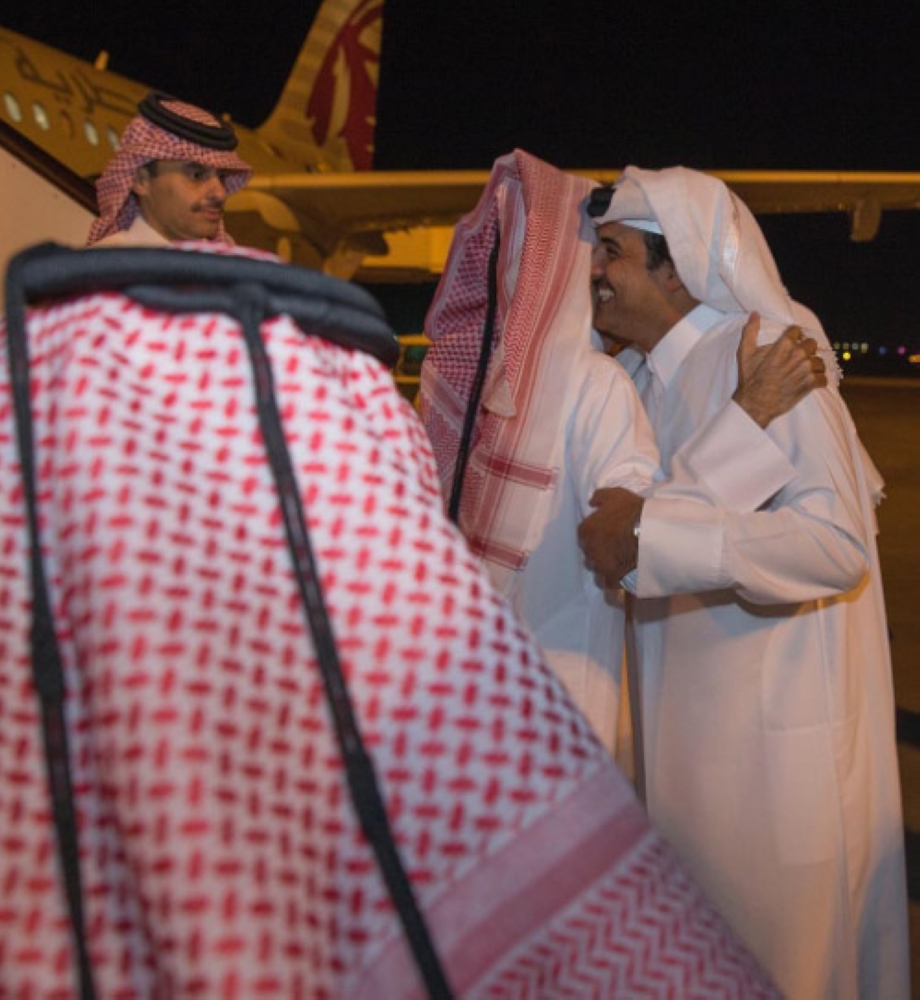 أمير قطر يستقبل المواطنين المختطفين في العراق لدى عودتهم