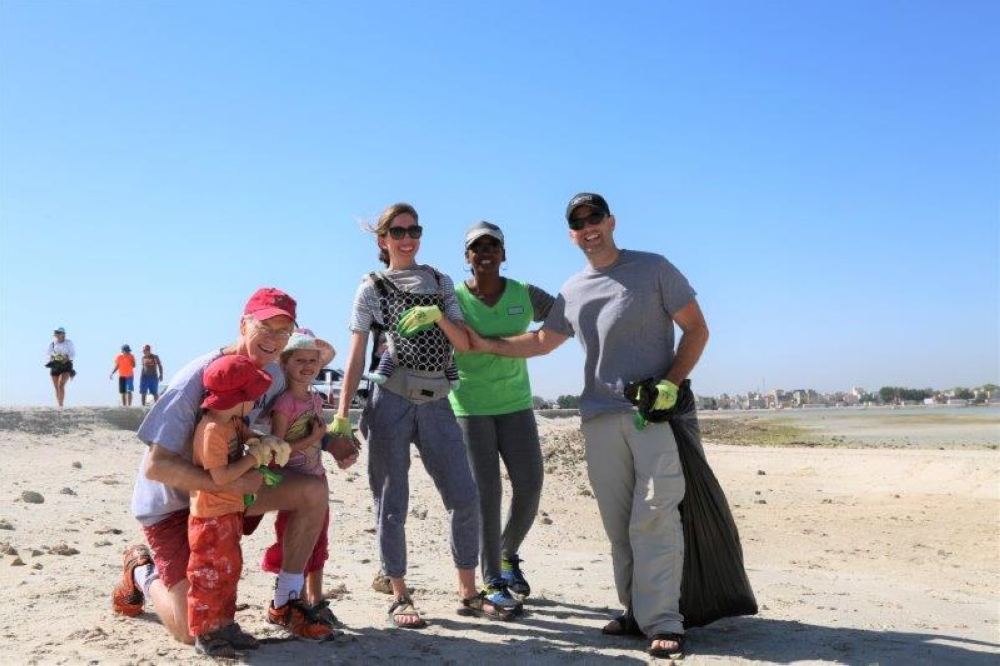 السفارة الأمريكية تنظم فعالية تنظيف الشاطئ بمناسبة يوم الأرض