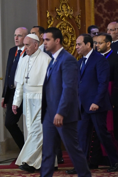 بالصور.. بابا الفاتيكان البابا فرانسيس يصل إلى مصر في زيارة تستغرق يومين