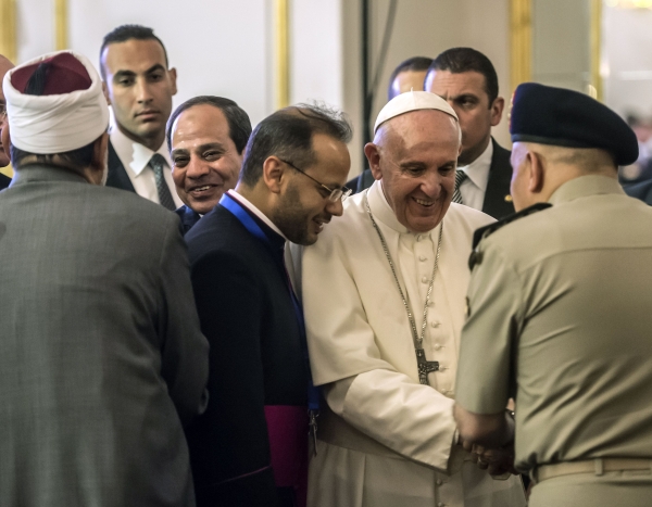 بالصور.. بابا الفاتيكان البابا فرانسيس يصل إلى مصر في زيارة تستغرق يومين