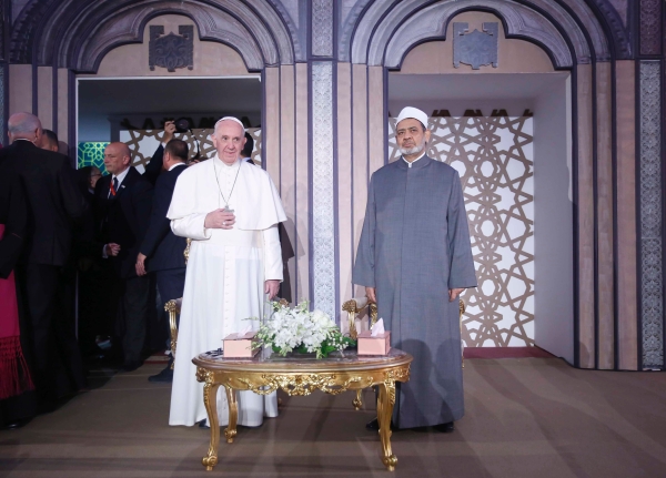 بالصور.. بابا الفاتيكان البابا فرانسيس يصل إلى مصر في زيارة تستغرق يومين