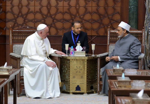 بالصور.. بابا الفاتيكان البابا فرانسيس يصل إلى مصر في زيارة تستغرق يومين