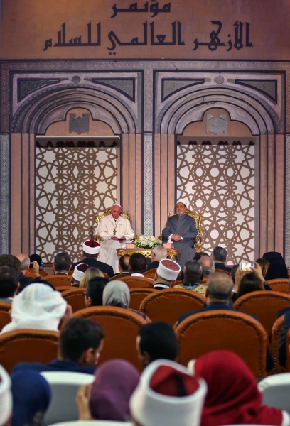 بالصور.. بابا الفاتيكان البابا فرانسيس يصل إلى مصر في زيارة تستغرق يومين