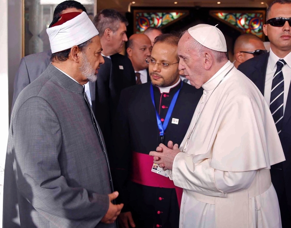 بالصور.. بابا الفاتيكان البابا فرانسيس يصل إلى مصر في زيارة تستغرق يومين