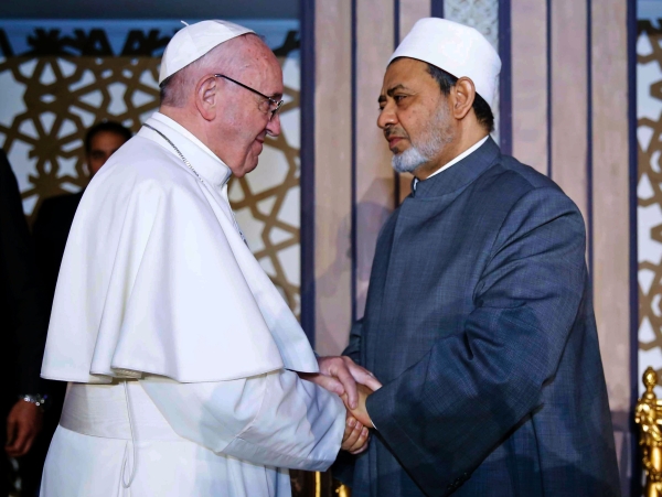 بالصور.. بابا الفاتيكان البابا فرانسيس يصل إلى مصر في زيارة تستغرق يومين