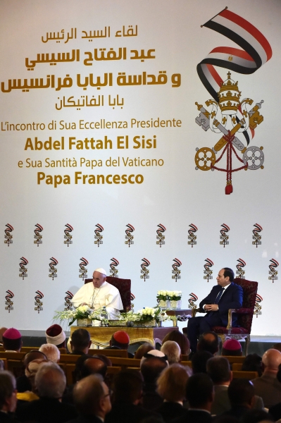 بالصور.. بابا الفاتيكان البابا فرانسيس يصل إلى مصر في زيارة تستغرق يومين