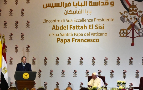 بالصور.. بابا الفاتيكان البابا فرانسيس يصل إلى مصر في زيارة تستغرق يومين