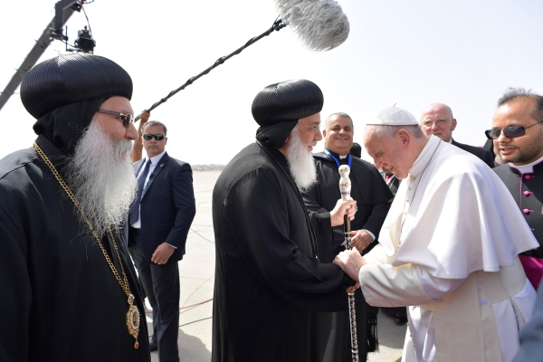 بالصور.. بابا الفاتيكان البابا فرانسيس يصل إلى مصر في زيارة تستغرق يومين