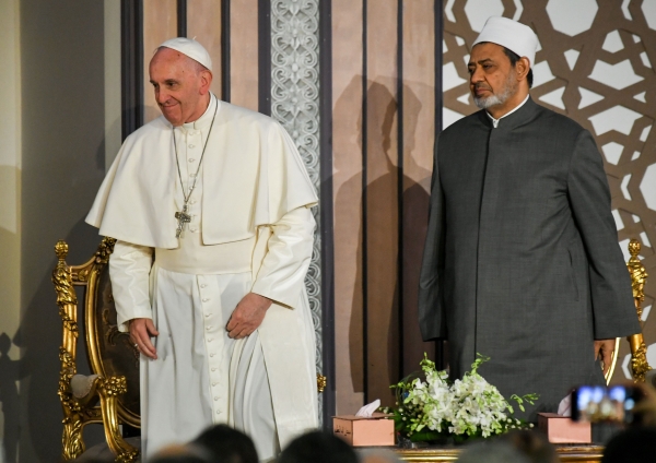 بالصور.. بابا الفاتيكان البابا فرانسيس يصل إلى مصر في زيارة تستغرق يومين