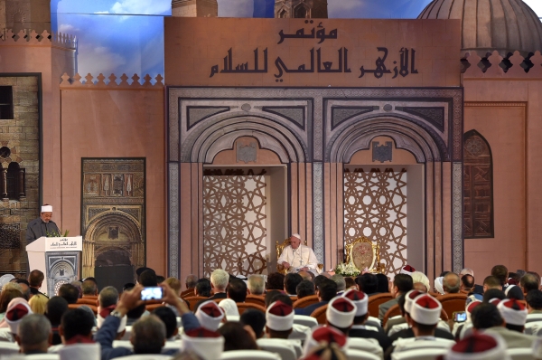 بالصور.. بابا الفاتيكان البابا فرانسيس يصل إلى مصر في زيارة تستغرق يومين