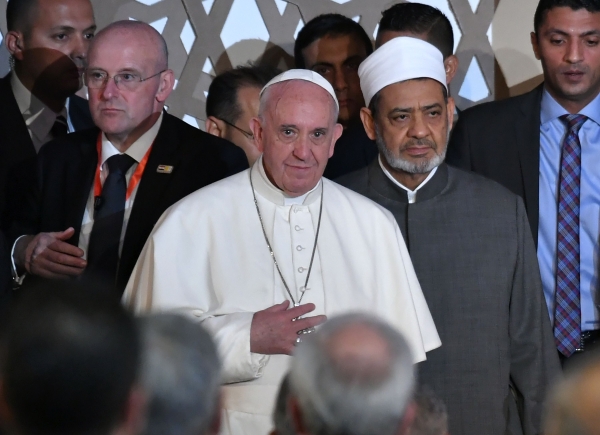 بالصور.. بابا الفاتيكان البابا فرانسيس يصل إلى مصر في زيارة تستغرق يومين