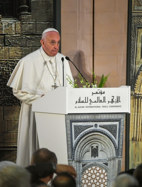 بالصور.. بابا الفاتيكان البابا فرانسيس يصل إلى مصر في زيارة تستغرق يومين