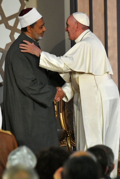 بالصور.. بابا الفاتيكان البابا فرانسيس يصل إلى مصر في زيارة تستغرق يومين