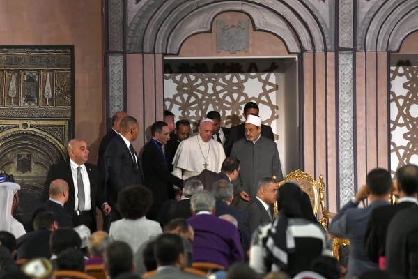 بالصور.. بابا الفاتيكان البابا فرانسيس يصل إلى مصر في زيارة تستغرق يومين