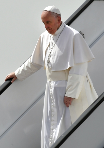 بالصور.. بابا الفاتيكان البابا فرانسيس يصل إلى مصر في زيارة تستغرق يومين