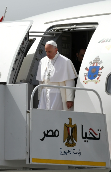 بالصور.. بابا الفاتيكان البابا فرانسيس يصل إلى مصر في زيارة تستغرق يومين