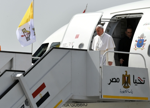 بالصور.. بابا الفاتيكان البابا فرانسيس يصل إلى مصر في زيارة تستغرق يومين
