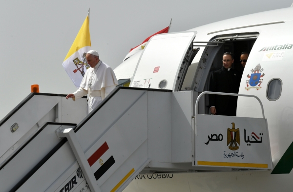 بالصور.. بابا الفاتيكان البابا فرانسيس يصل إلى مصر في زيارة تستغرق يومين