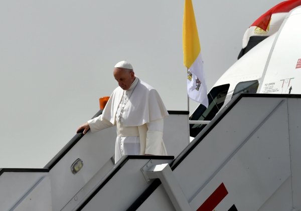 بالصور.. بابا الفاتيكان البابا فرانسيس يصل إلى مصر في زيارة تستغرق يومين