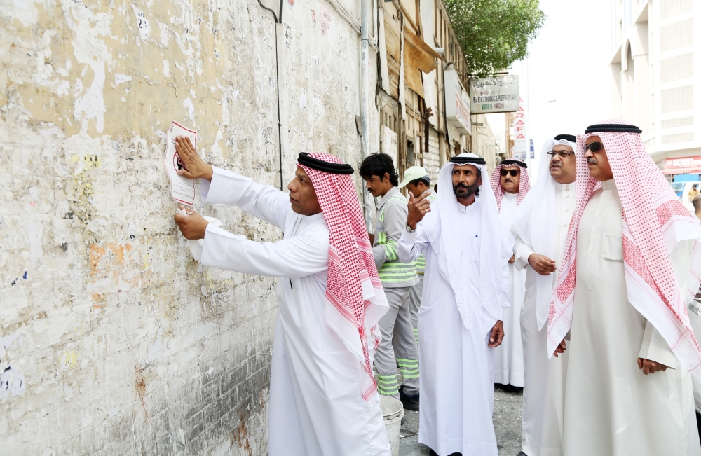 محافظ العاصمة يطلق حملة إزالة الملصقات العشوائية في الحورة والقضيبية