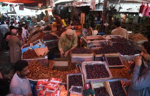 بدء شهر رمضان وسط عنف ومصاعب اقتصادية في المنطقة