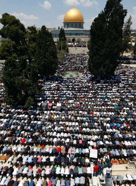 بالصور.. ربع مليون فلسطيني يصلّون في القدس أول جمعة من رمضان