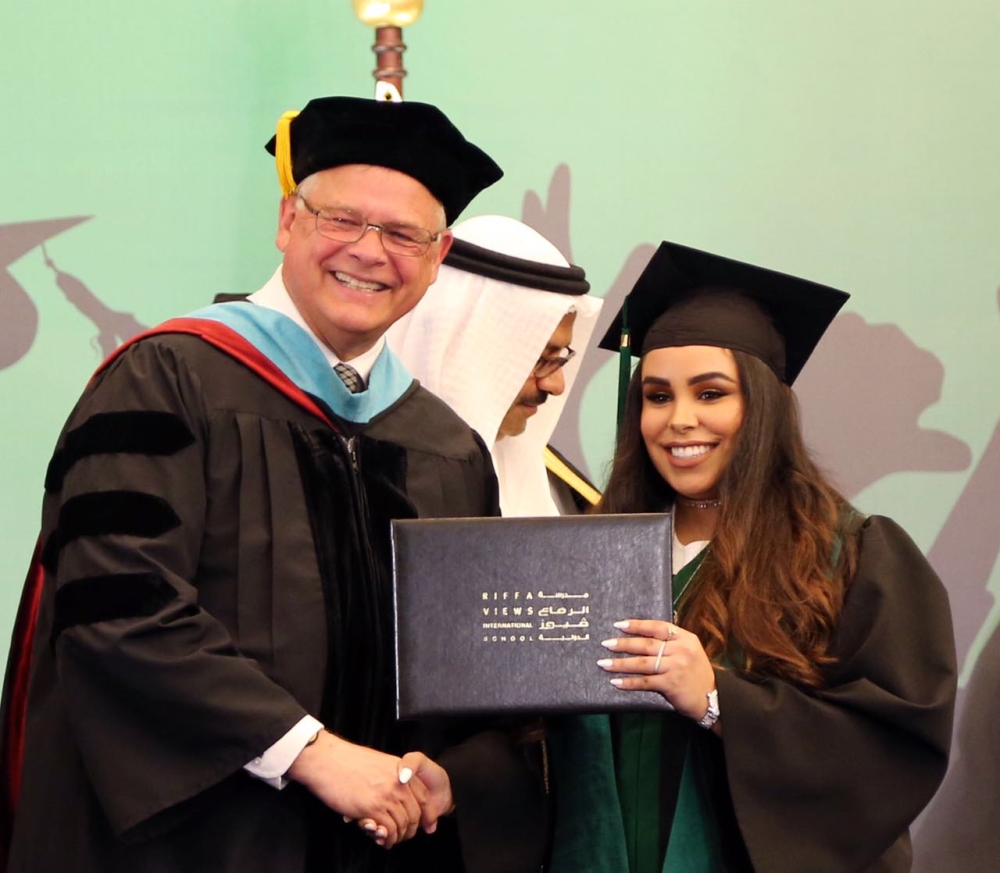 ولي العهد يحضر حفل تخرج كريمته سمو الشيخة فاطمة الدانة من الرفاع فيوز الدولية