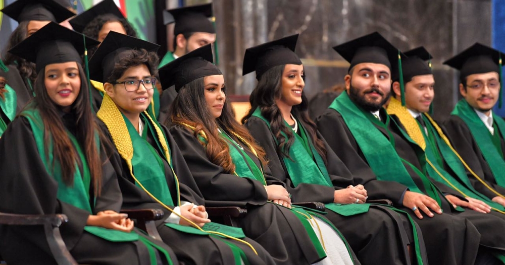 ولي العهد يحضر حفل تخرج كريمته سمو الشيخة فاطمة الدانة من الرفاع فيوز الدولية