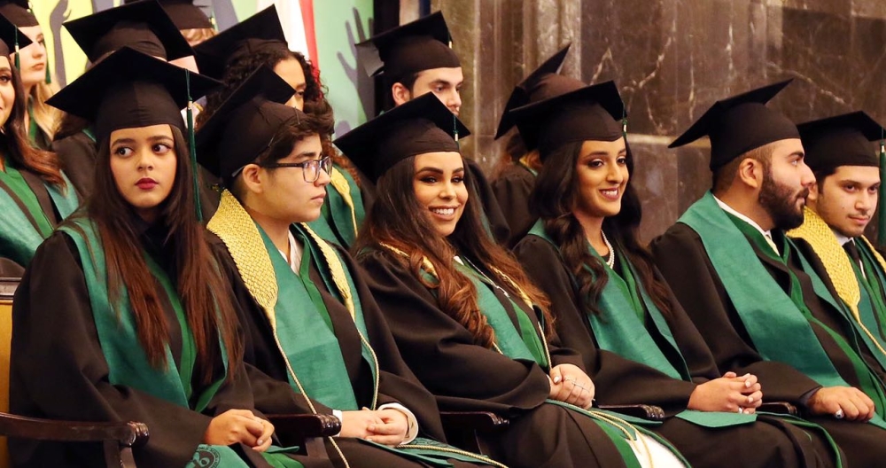 ولي العهد يحضر حفل تخرج كريمته سمو الشيخة فاطمة الدانة من الرفاع فيوز الدولية