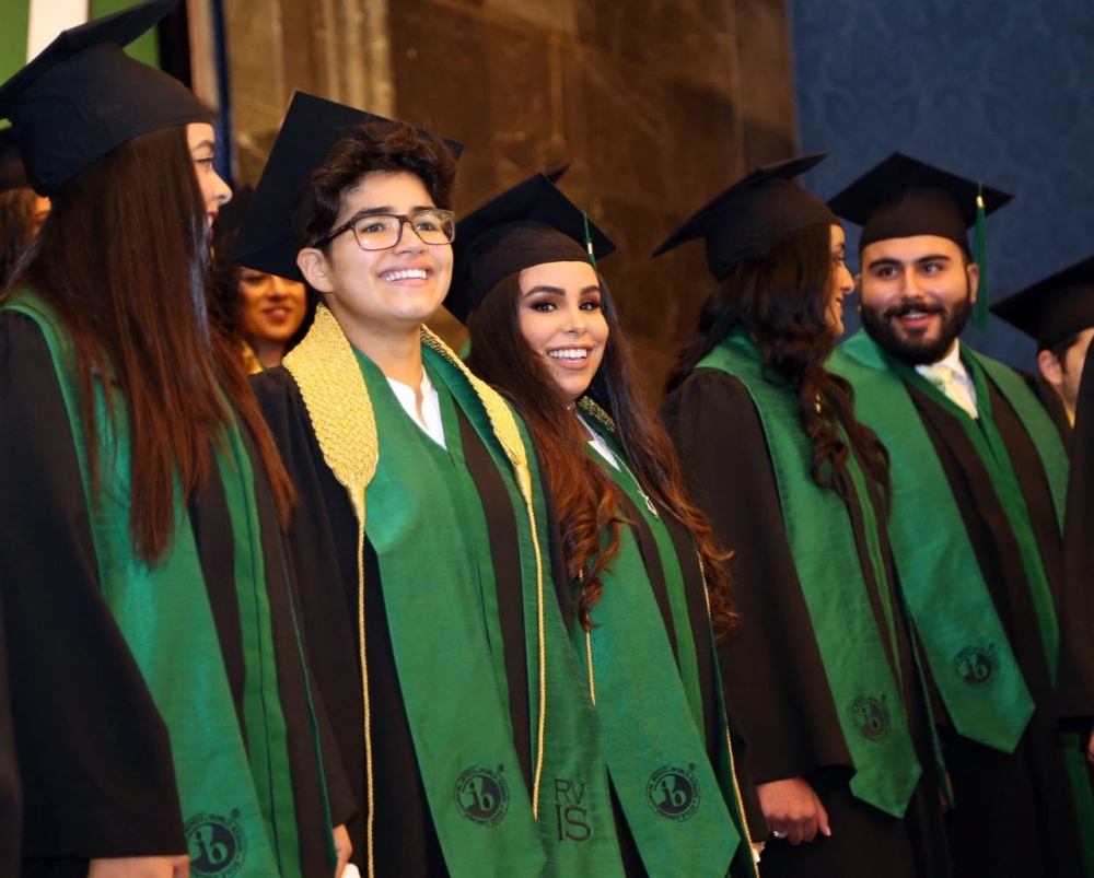 ولي العهد يحضر حفل تخرج كريمته سمو الشيخة فاطمة الدانة من الرفاع فيوز الدولية