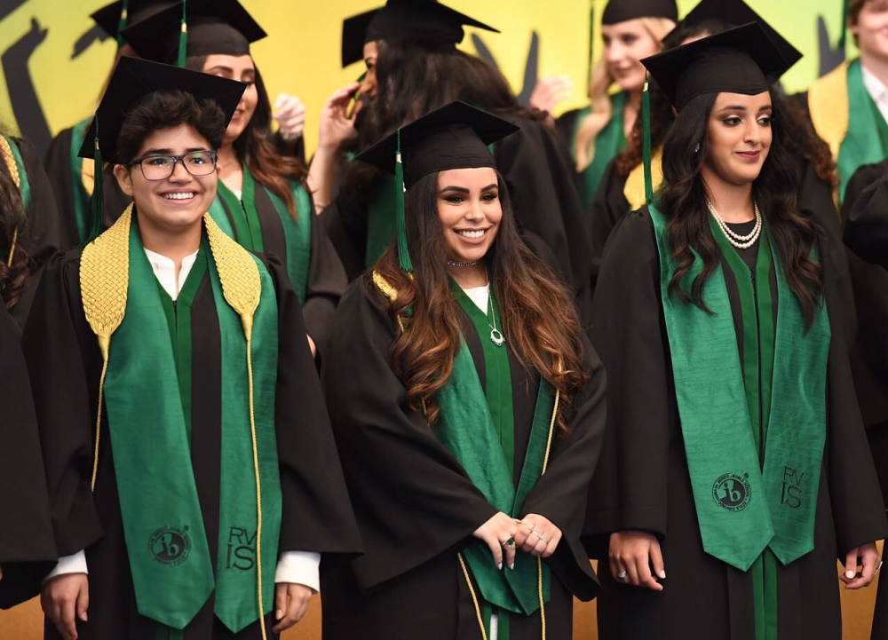 ولي العهد يحضر حفل تخرج كريمته سمو الشيخة فاطمة الدانة من الرفاع فيوز الدولية