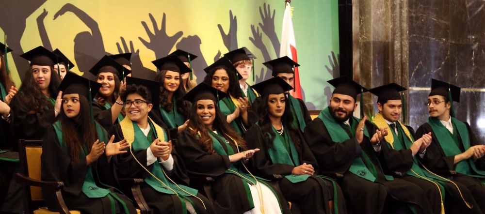 ولي العهد يحضر حفل تخرج كريمته سمو الشيخة فاطمة الدانة من الرفاع فيوز الدولية