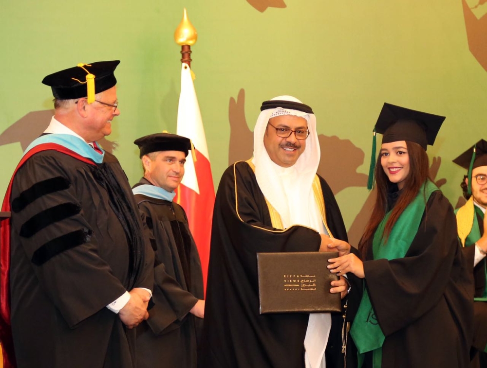 ولي العهد يحضر حفل تخرج كريمته سمو الشيخة فاطمة الدانة من الرفاع فيوز الدولية