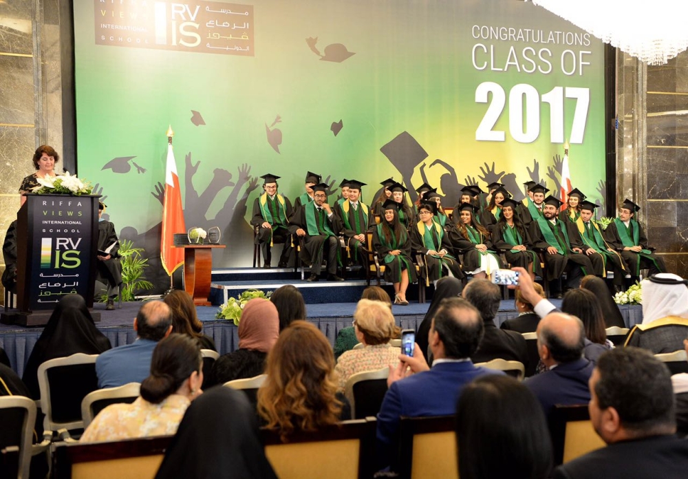 ولي العهد يحضر حفل تخرج كريمته سمو الشيخة فاطمة الدانة من الرفاع فيوز الدولية