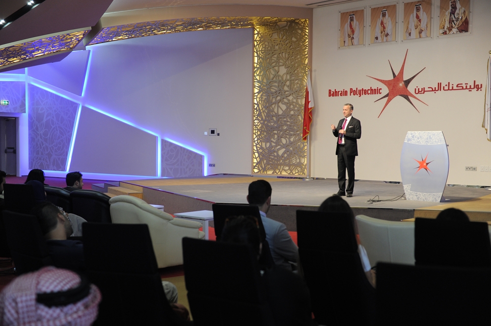 الرئيس التنفيذي لـ"البوليتكنك" يعقد لقاءً مفتوحاً مع الطلبة