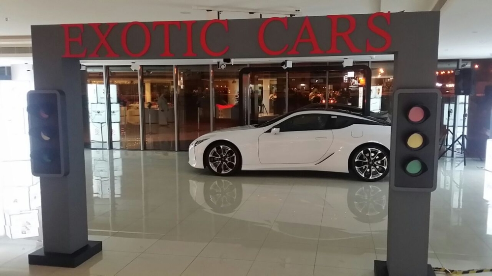 بالصور .. بعد نصف ساعة افتتاح معرض "اكزوتك" للسيارات