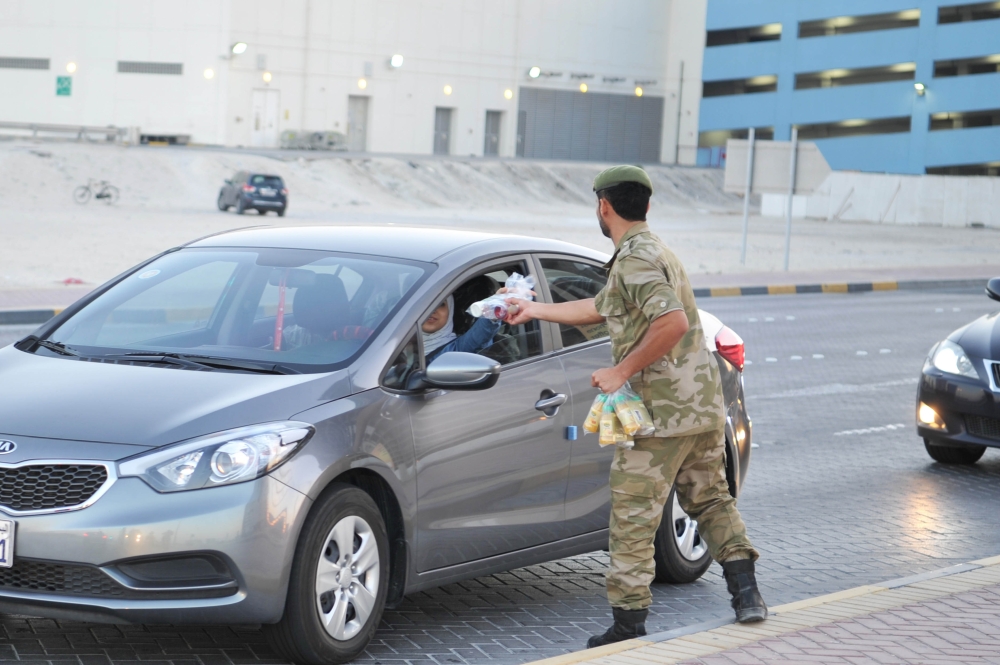 جنود الحرس الوطني يشاركون بتوزيع الإفطار على قائدي المركبات