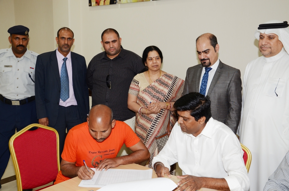 تنفيذاً لتوجيهات رئيس الوزراء.."العمل" تبدأ صرف متأخرات عمال إحدى الشركات