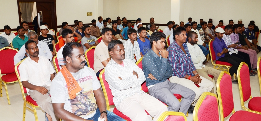 تنفيذاً لتوجيهات رئيس الوزراء.."العمل" تبدأ صرف متأخرات عمال إحدى الشركات