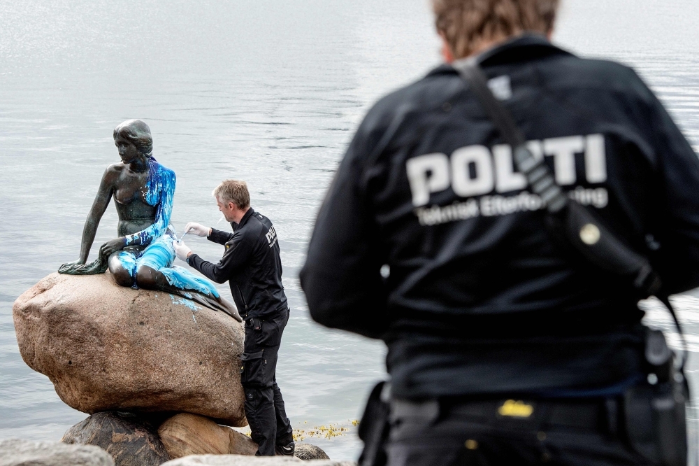 حورية البحر الصغيرة في كوبنهاغن تطلى بالأبيض والأزرق