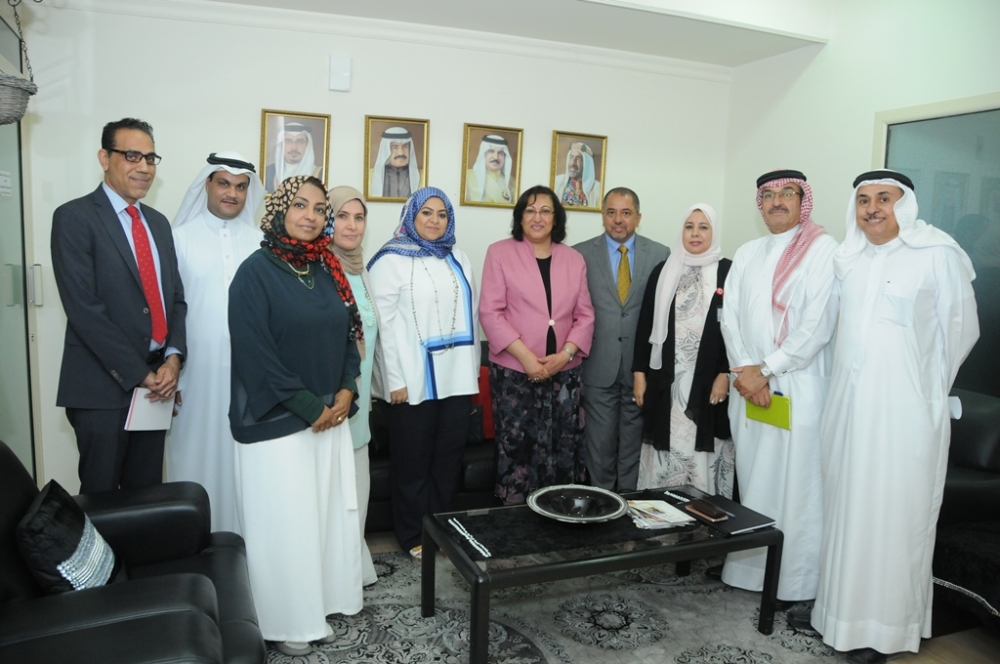 "الصحة" تبحث مع "العاصمة" تراخيص الشيشة وسكن العمال