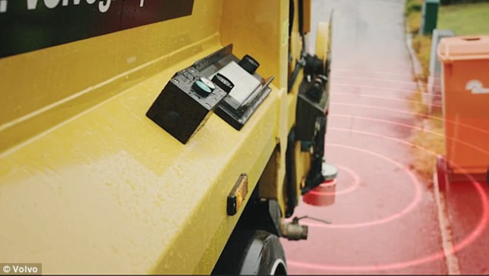 شاحنات ذاتية القيادة لجمع القمامة من الشوارع