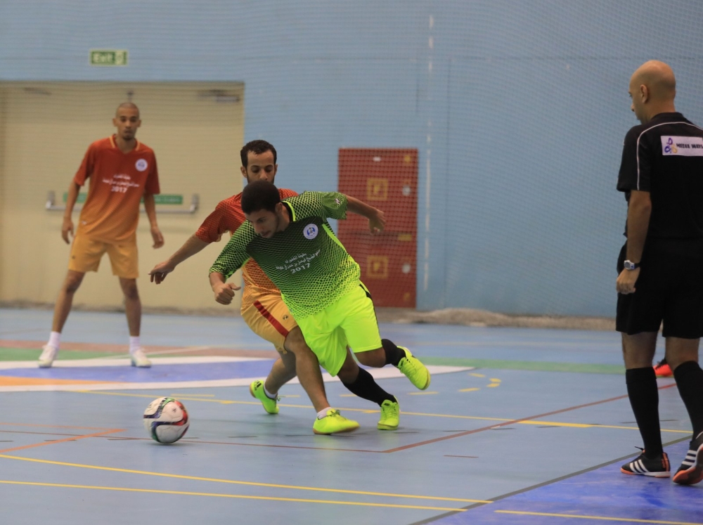 ناصر بن حمد يتفوق على عبدالله بن خالد في منافسات كرة القدم للصالات