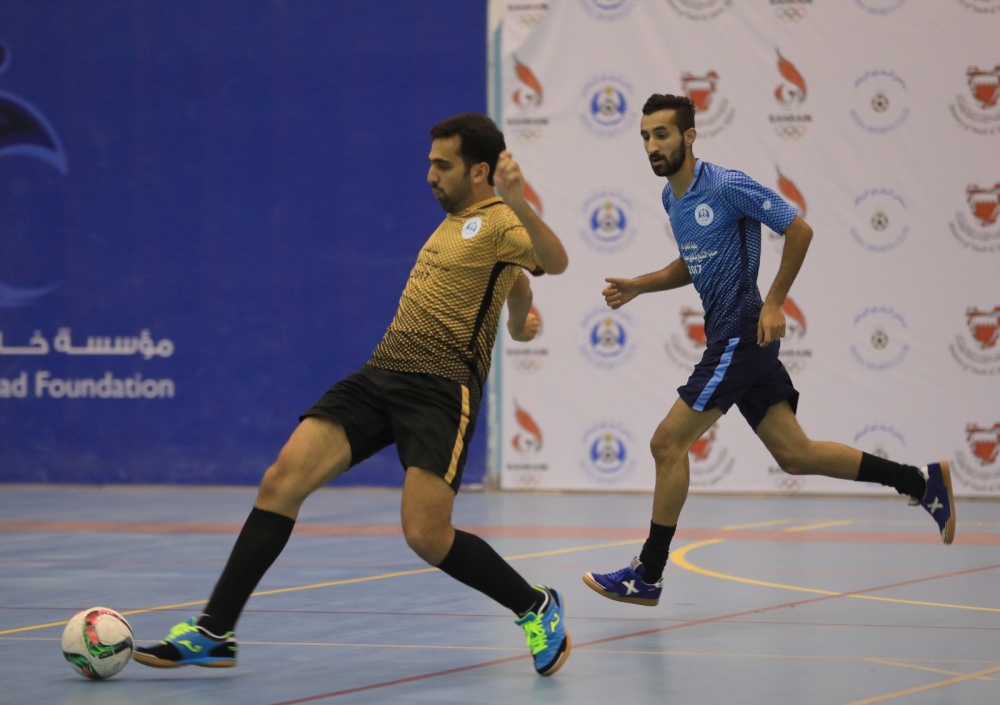 ناصر بن حمد يتفوق على عبدالله بن خالد في منافسات كرة القدم للصالات