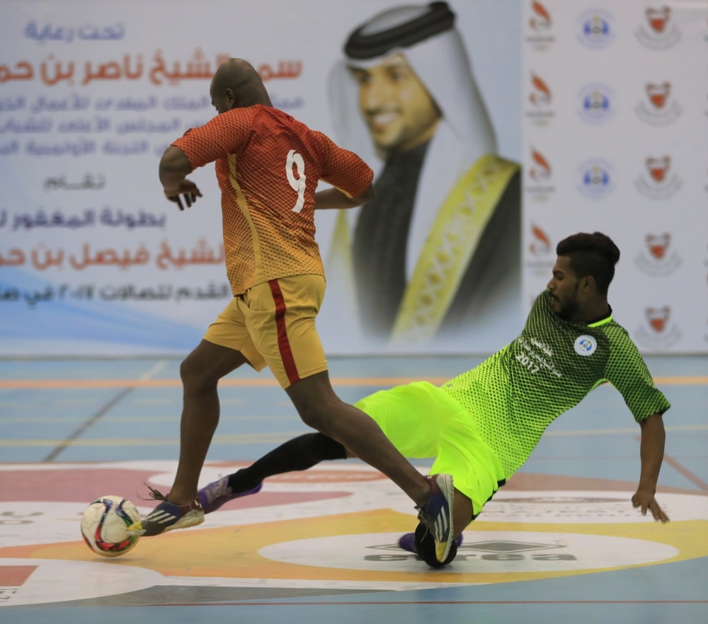 ناصر بن حمد يتفوق على عبدالله بن خالد في منافسات كرة القدم للصالات