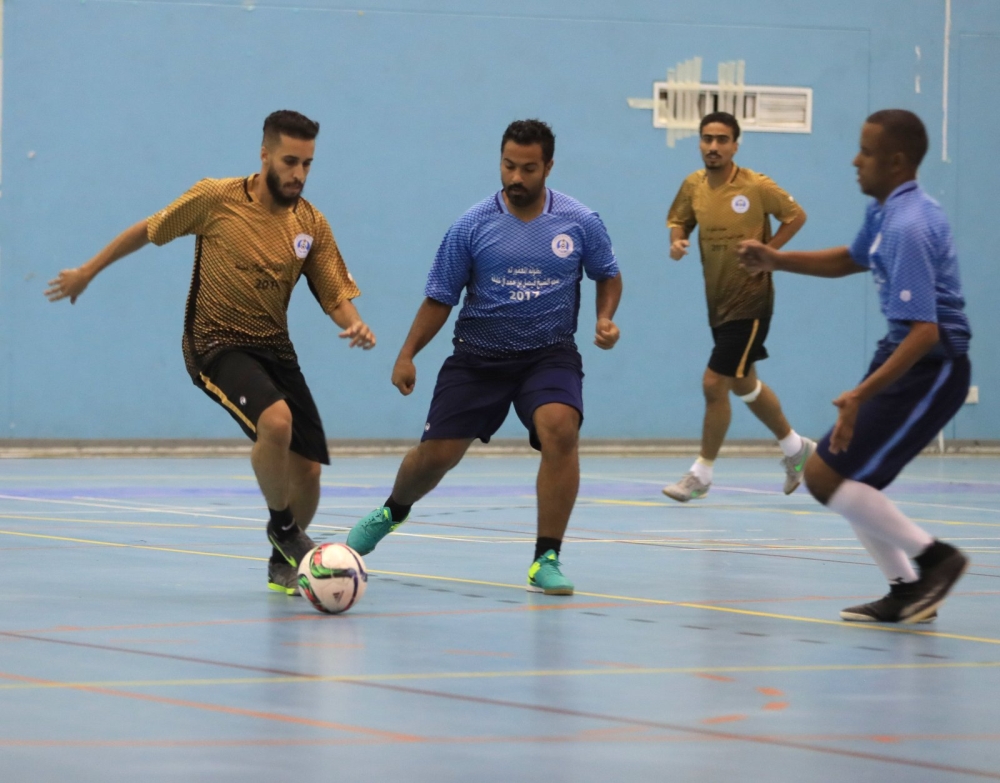 ناصر بن حمد يتفوق على عبدالله بن خالد في منافسات كرة القدم للصالات