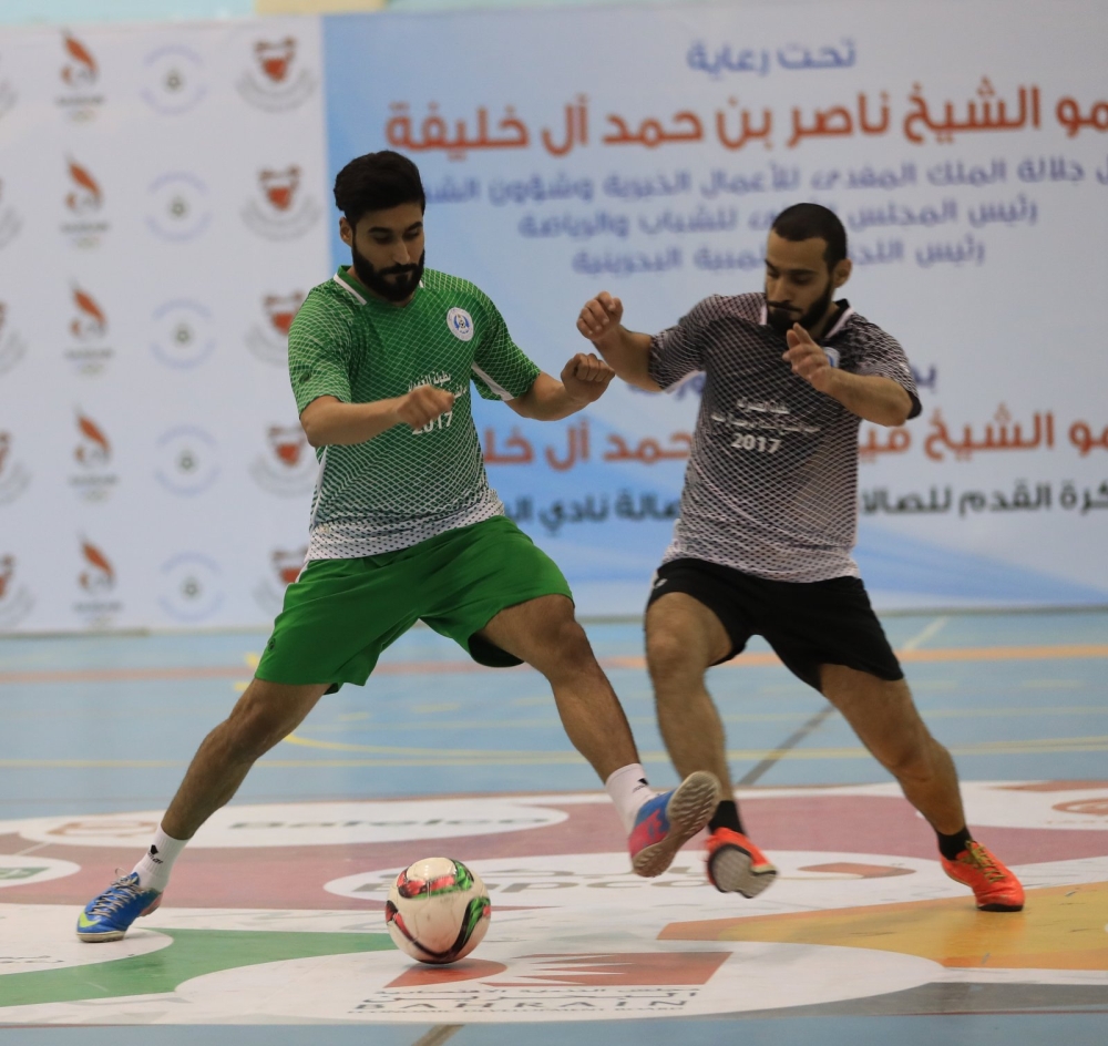 ناصر بن حمد يتفوق على عبدالله بن خالد في منافسات كرة القدم للصالات