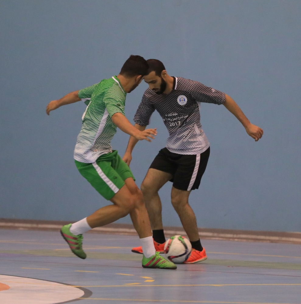 ناصر بن حمد يتفوق على عبدالله بن خالد في منافسات كرة القدم للصالات