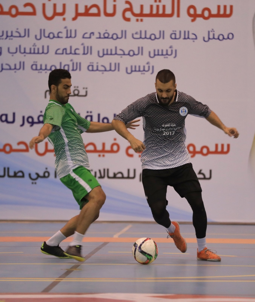 ناصر بن حمد يتفوق على عبدالله بن خالد في منافسات كرة القدم للصالات