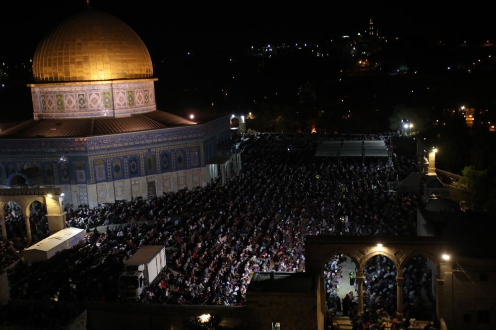 بالصور.. 270 ألفاً يصلون العشاء والتراويح بالأقصى في "ليلة القدر"&lrm;